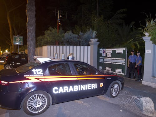 Roma, follia in pieno centro: straniero danneggia un’auto e si scaglia contro la polizia