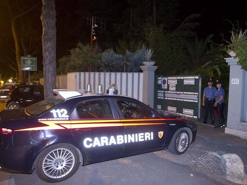 Roma, follia in pieno centro: straniero danneggia un’auto e si scaglia contro la polizia