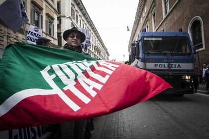 Blitz delle forze dell'ordine: rimosso lo striscione "È colpo di Stato" 9