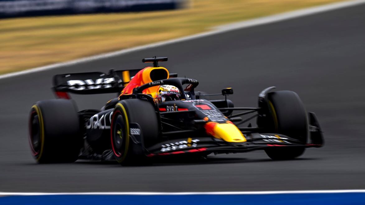 Capolavoro di Verstappen in Ungheria. Ferrari sbaglia strategia e resta giù dal podio