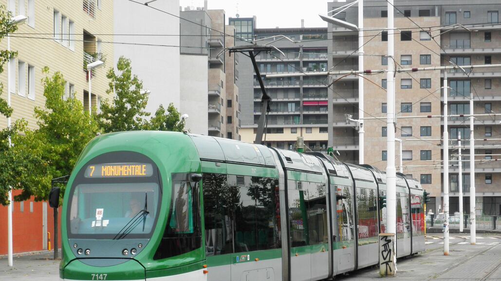 Orrore sul tram: africano si spoglia e tenta di violentare una studentessa