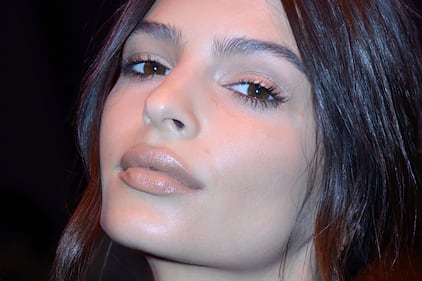 Emily Ratajkowski senza reggiseno a Parigi 13