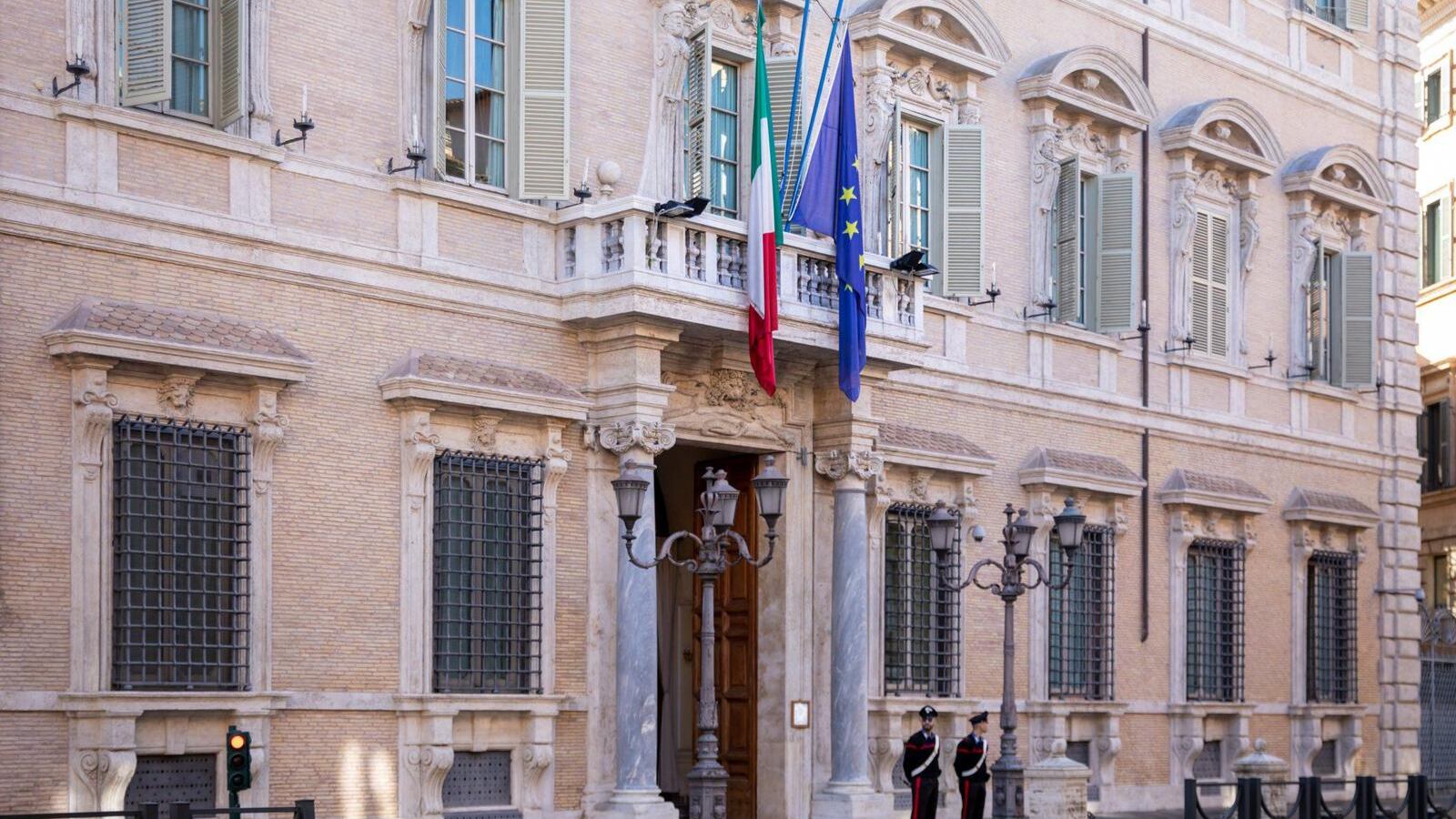 "Sobrietà? Allergici al 25 aprile". La sinistra strumentalizza pure il lutto