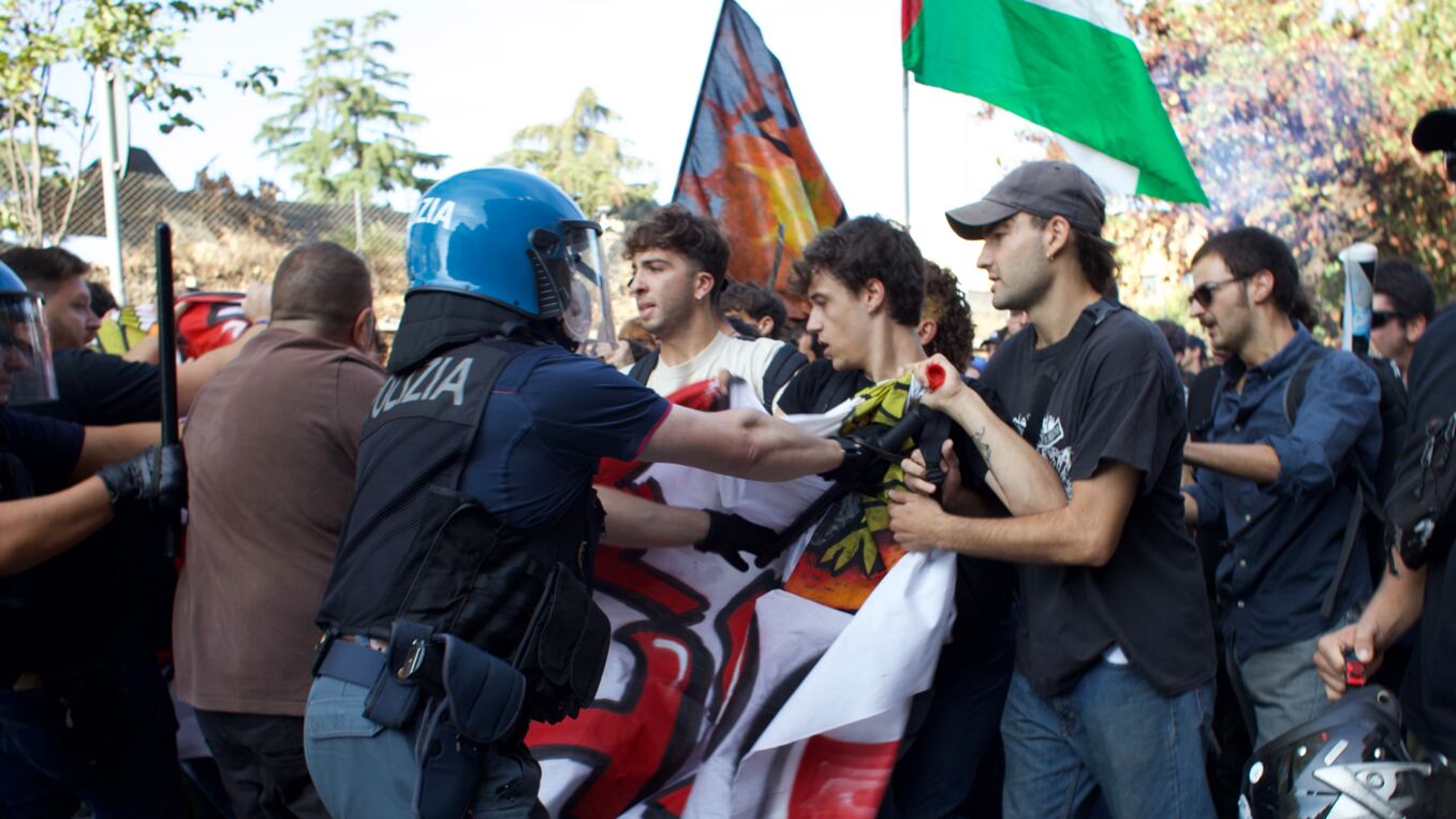 "Reprimono chi lotta". Così la sinistra difende gli anti-Israele