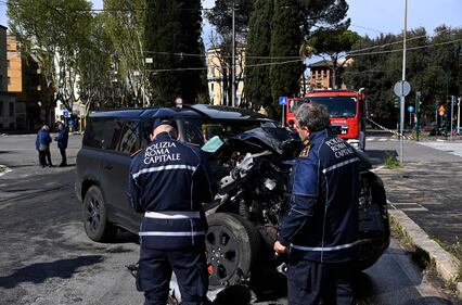 Paura per Immobile, si schianta contro un tram a Roma: le immagini dell'incidente 21