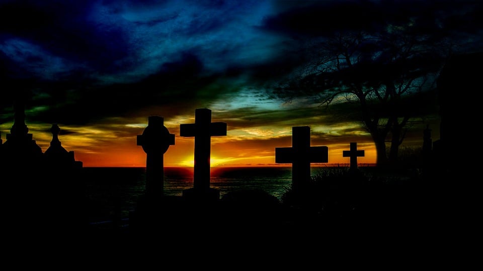 Lite al cimitero di Palermo. L'accusa: "Mi ha lanciato le ossa"
