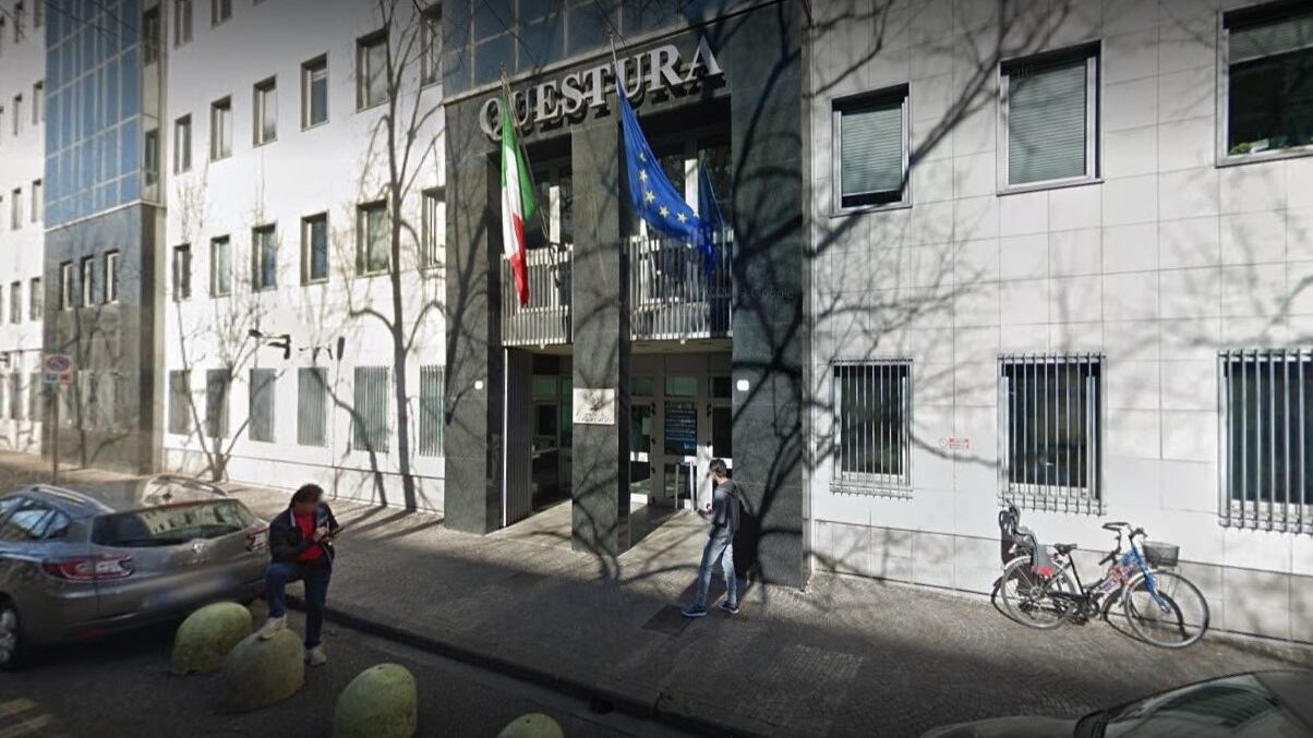 Udine, straniero minaccia poliziotti in questura: "Vi taglio la gola"