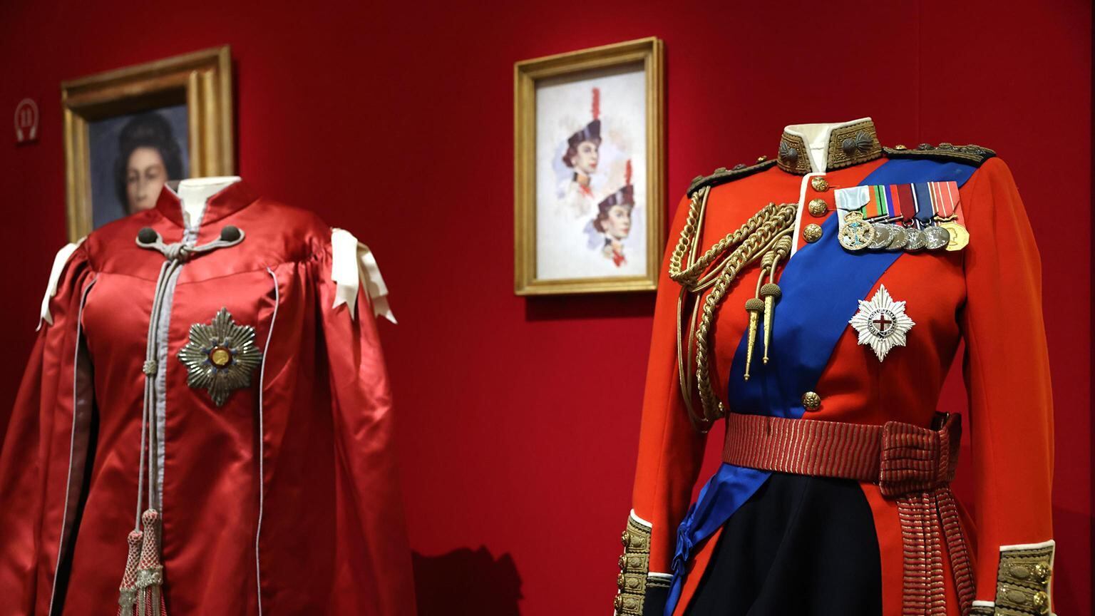 Stile elisabettiano colore dopo colore. I vestiti della sovrana non finiscono mai