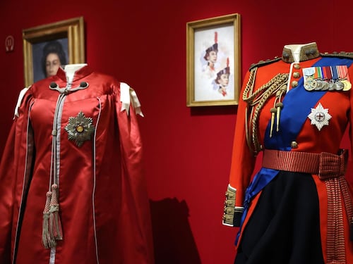 Stile elisabettiano colore dopo colore. I vestiti della sovrana non finiscono mai