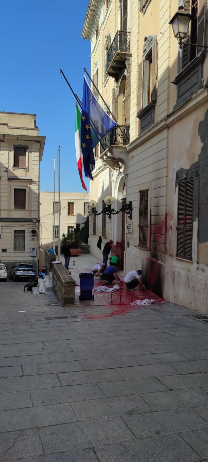 Cagliari, le immagini del molotov contro la caserma dell'esercito 1