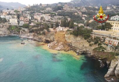 Frana su cimitero di Camogli, bare in mare 1
