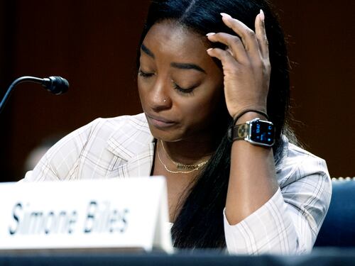 Lacrime di Simone Biles al Senato Usa. "Abusi coperti dal sistema e dall'Fbi"
