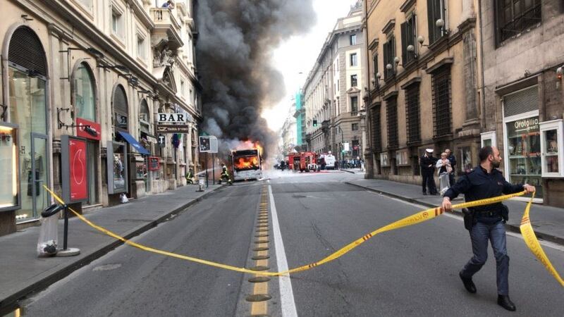 Roma, autobus Atac a fuoco in via del Tritone 9