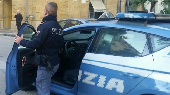16enne prende a sprangate una donna per rapinarla: la vittima rischia un occhio