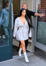 Kim Kardashian hot: bionda e scollata su Twitter 41
