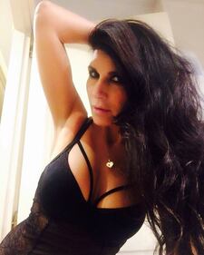 Pamela Prati, sexy selfie con il look fetish 7