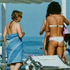 Agnese Renzi a Rimini: tintarella sul lettino e beach volley in bikini 5
