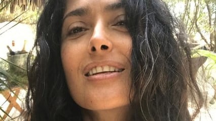 Salma Hayek orgogliosa dei suoi capelli bianchi