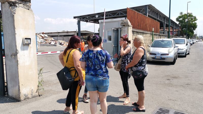 "Puzza dal sito di stoccaggio dei rifiuti", la protesta a Napoli 6