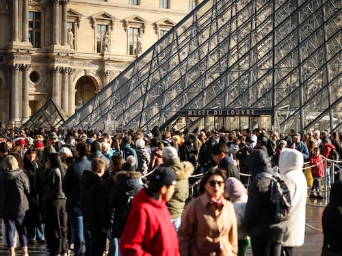 Furto del secolo al Louvre: catturati due della banda