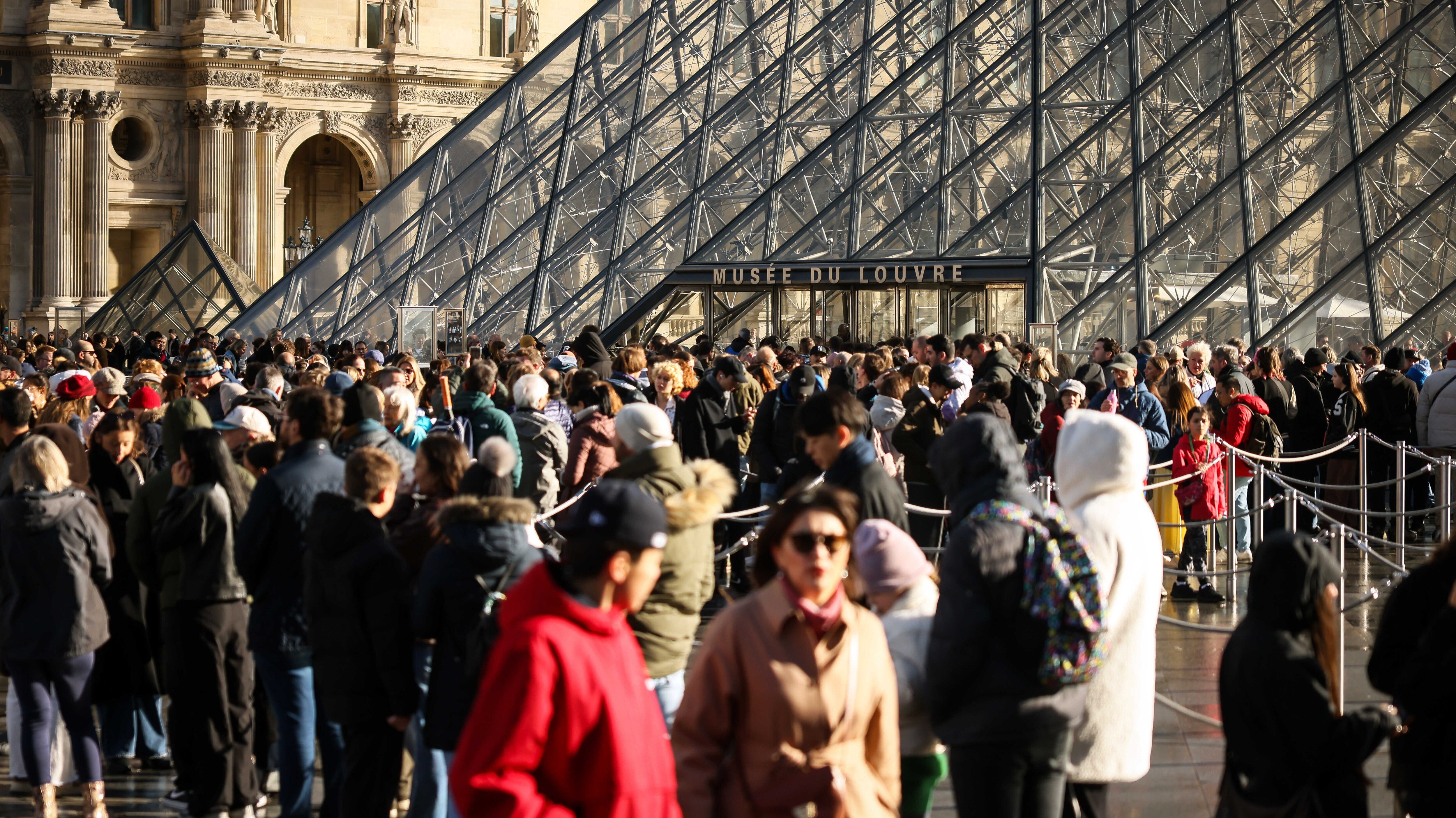 Furto del secolo al Louvre: catturati due della banda