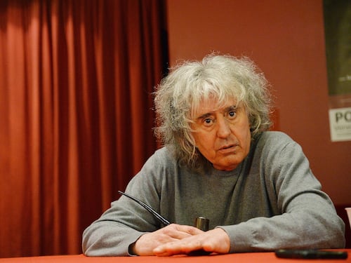 Angelo Branduardi ricoverato in ospedale per un malore: concerto rinviato, come sta l'artista