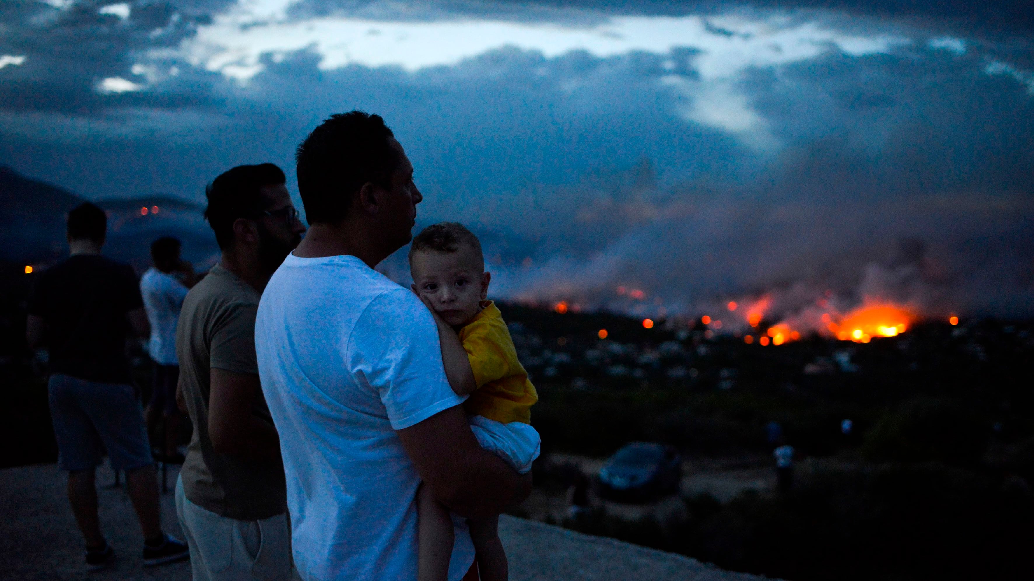 Grecia in fiamme, più di 60 morti. Turisti in fuga verso il mare