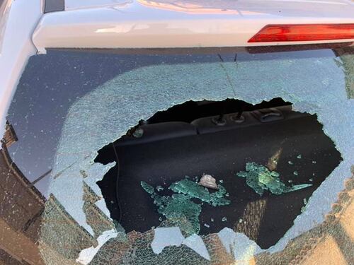 Frammenti di un Boeing 787 cadono su tetti e automobili a Fiumicino