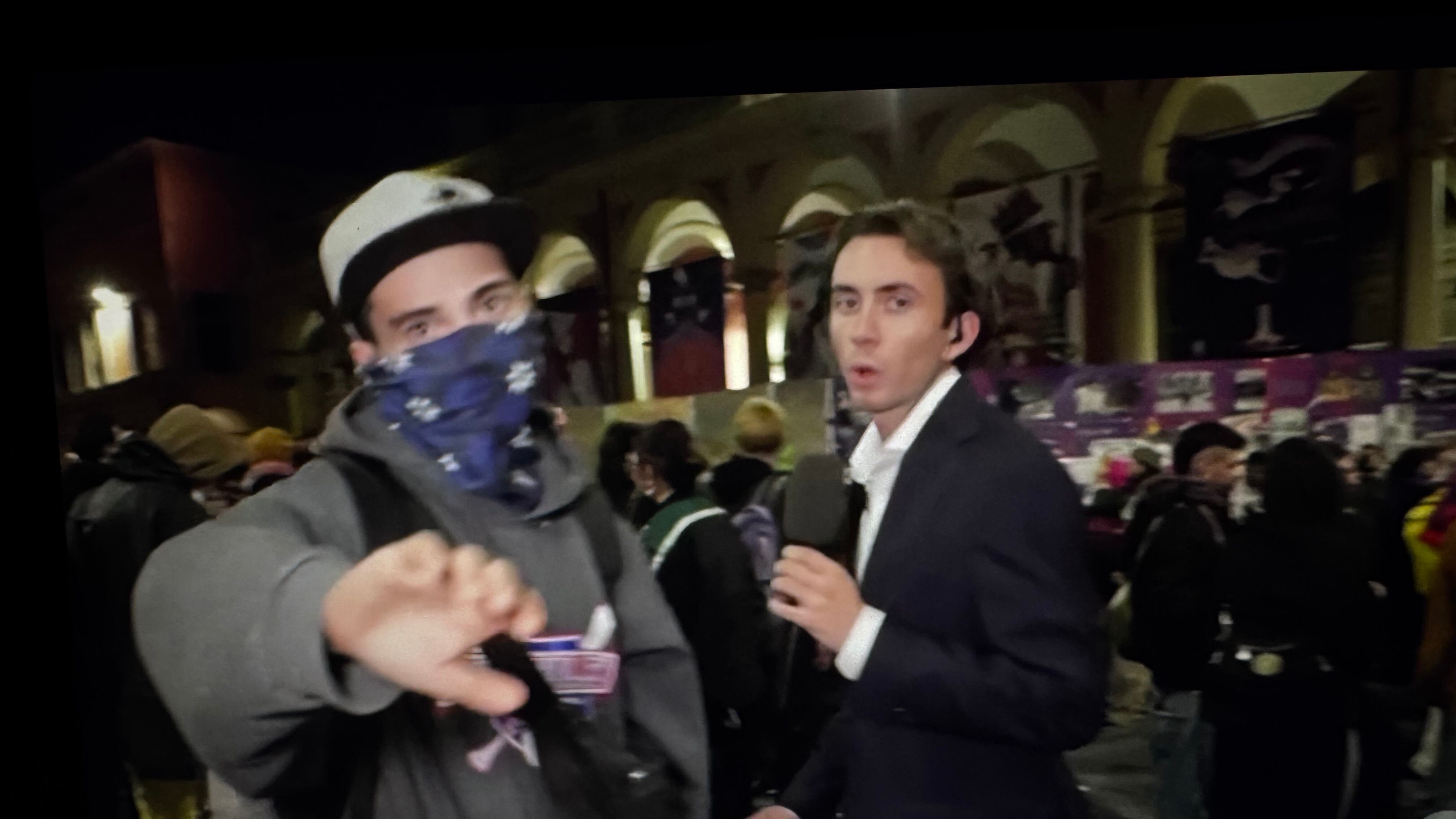 "Levati dal ca..., non devi riprendere". E i pro-Pal aggrediscono la troupe di Cartabianca