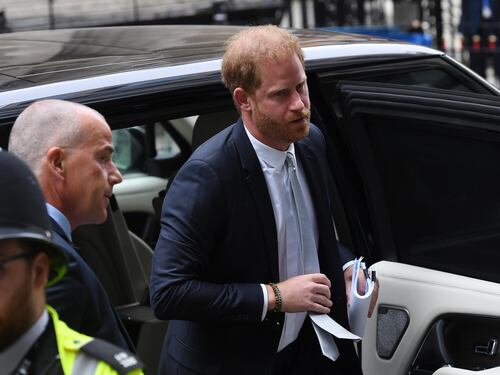 Stangata contro Harry, condannato a risarcire il tabloid: ecco quanto deve sborsare
