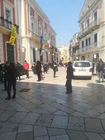 Nel Barese, la fila per ritirare i buoni spesa 1