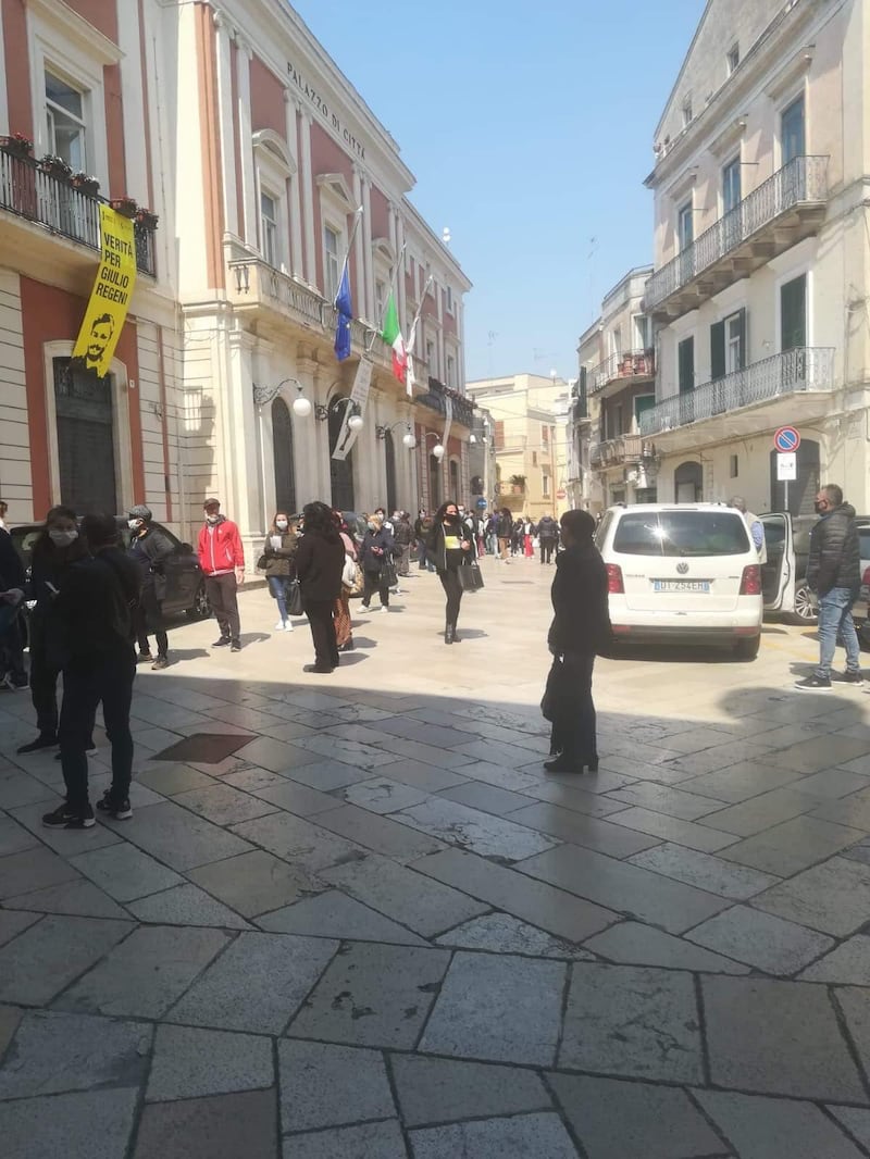 Nel Barese, la fila per ritirare i buoni spesa 1