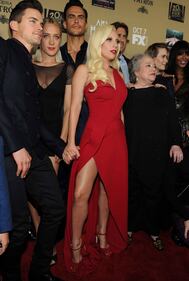 Lady Gaga, spacco mozzafiato e baci al fidanzato sul red carpet 12