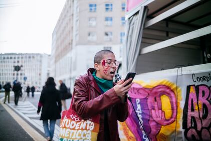 "Generazione meticcia e queer". A Milano sfila il corteo "transfemminista" 23