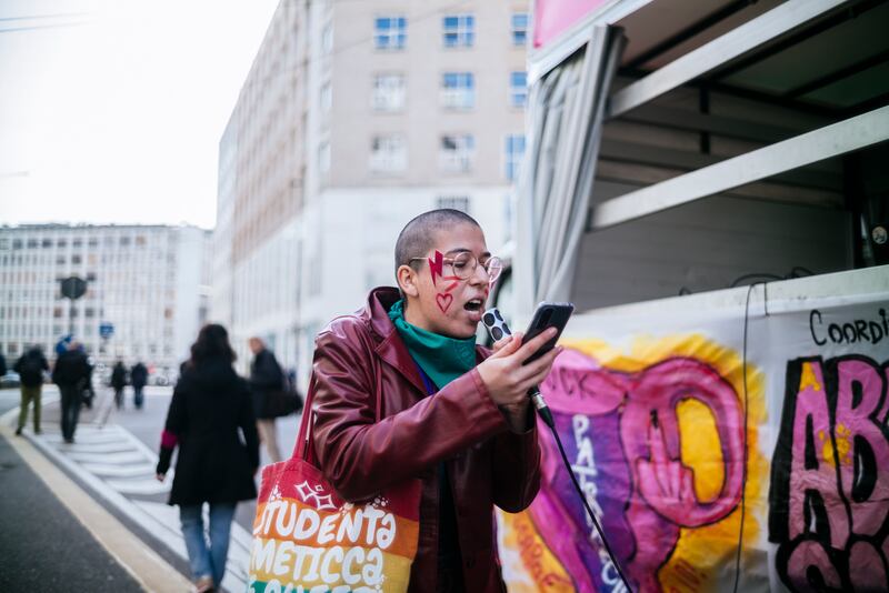 "Generazione meticcia e queer". A Milano sfila il corteo "transfemminista" 23