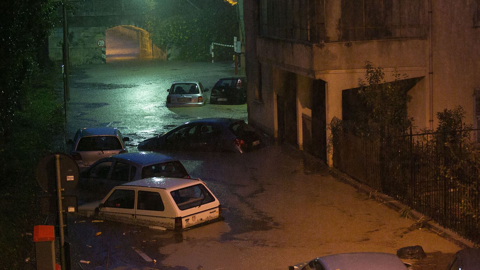 È ancora allerta rossa per il maltempo. E ci sono due dispersi
