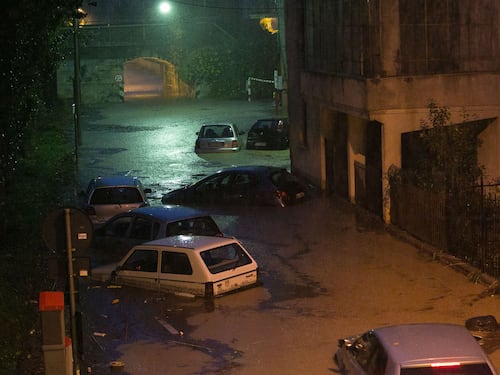 È ancora allerta rossa per il maltempo. E ci sono due dispersi