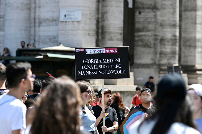 Utero in affitto e insulti al governo: al Roma pride va in scena la polemica 3