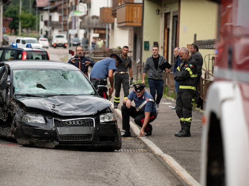 Belluno, famiglia in vacanza travolta da un'auto, muore bimbo di due anni, il papà e la nonna