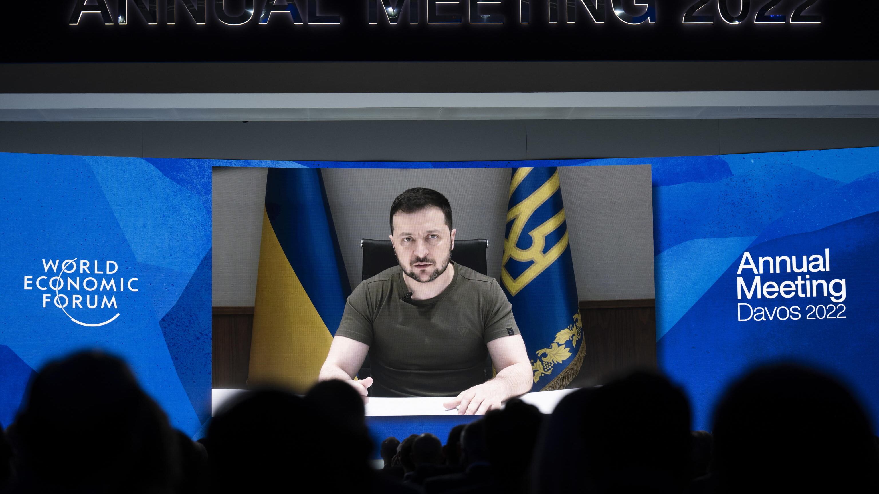 Zelensky non molla: "Nessuna cessione territoriale". Ma Mosca avanza nel Donbass