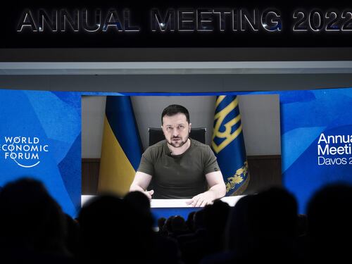 Zelensky non molla: "Nessuna cessione territoriale". Ma Mosca avanza nel Donbass