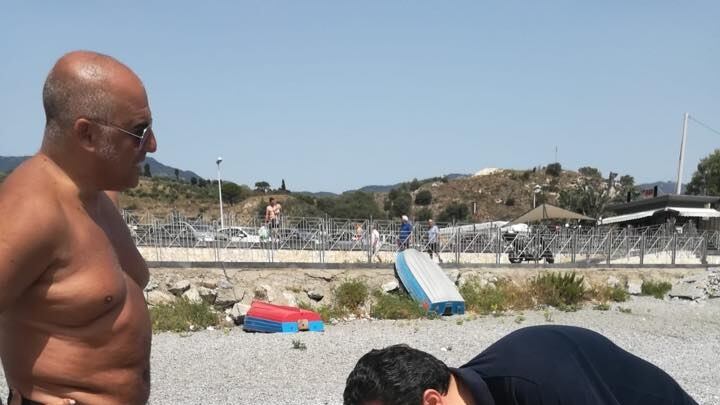 Messina, il sindaco ripulisce la spiaggia, ma su Facebook non solo complimenti