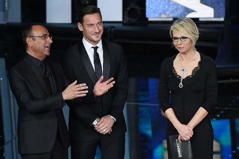 Sanremo 2017, Maria De Filippi e il bacio agli ospiti 16