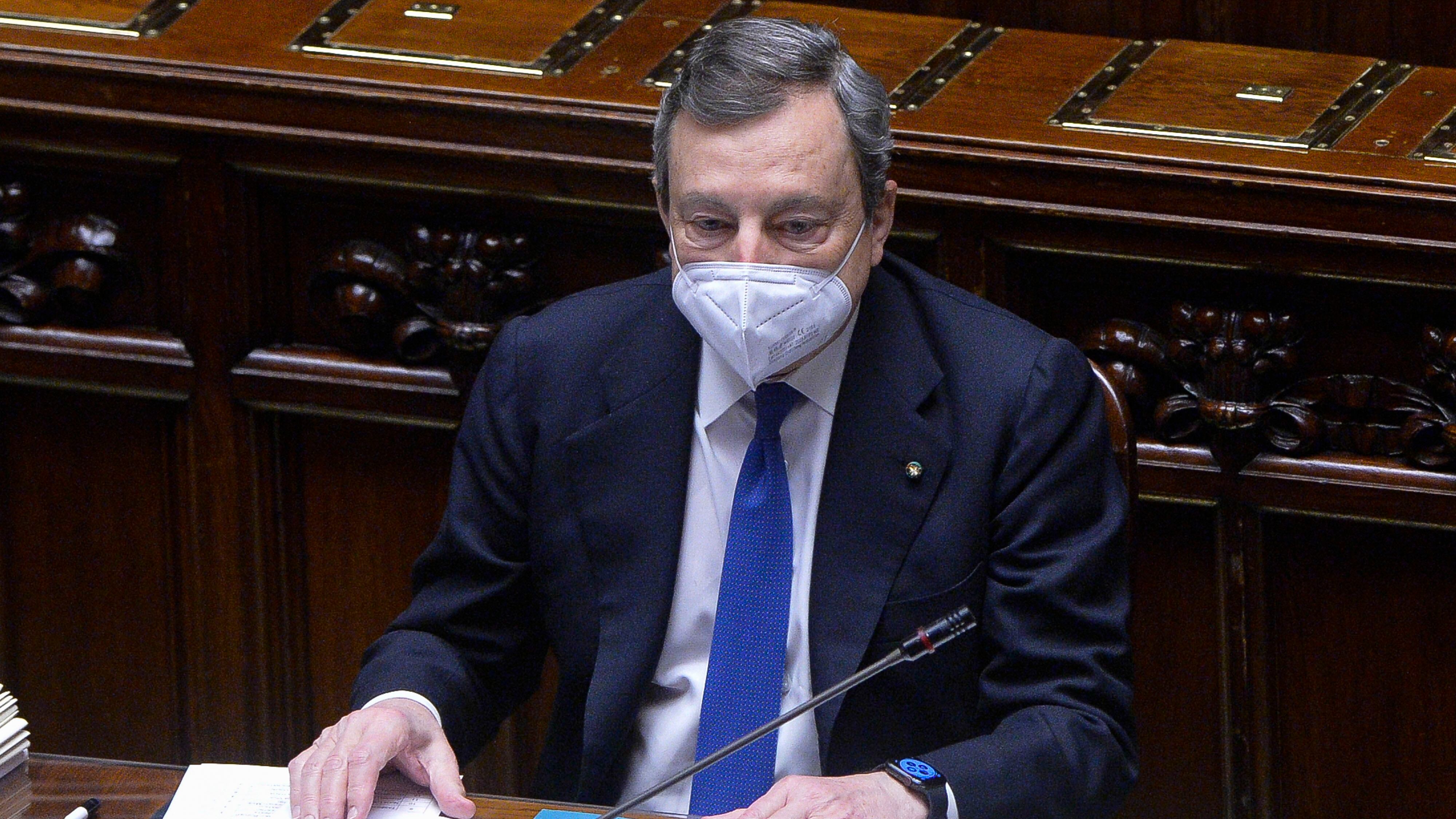 Draghi: "Ingannati da AstraZeneca". Il nuovo obiettivo: "Produrre in casa"