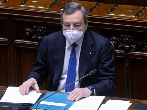 Draghi: "Ingannati da AstraZeneca". Il nuovo obiettivo: "Produrre in casa"