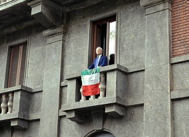 Espone il Tricolore: i NoExpo lo riempiono di uova 7