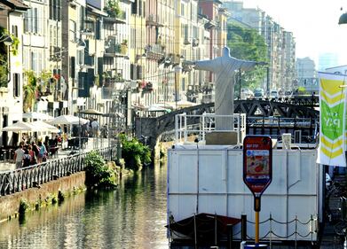 Il Cristo di Rio sui navigli a Milano 2