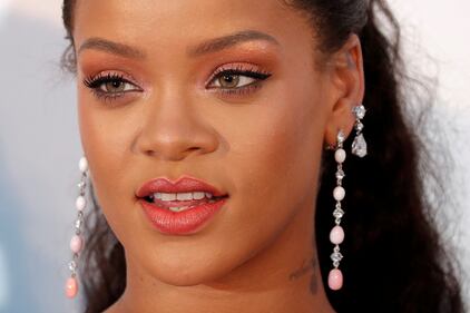Rihanna, sexy scollatura sul red carpet 1