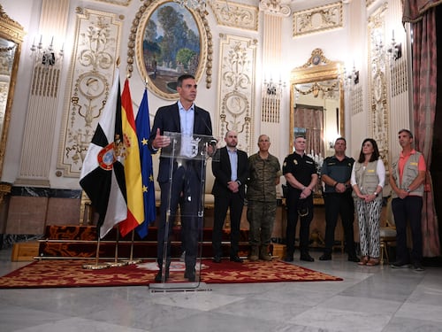 Effetto Sánchez, il risultato del buonismo Premier contestato: “Pagliaccio traditore”