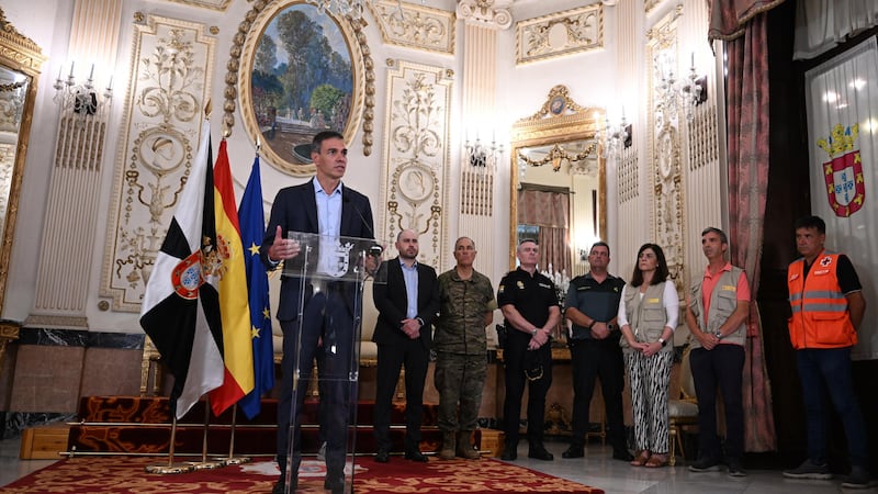 Effetto Sánchez, il risultato del buonismo Premier contestato: “Pagliaccio traditore”